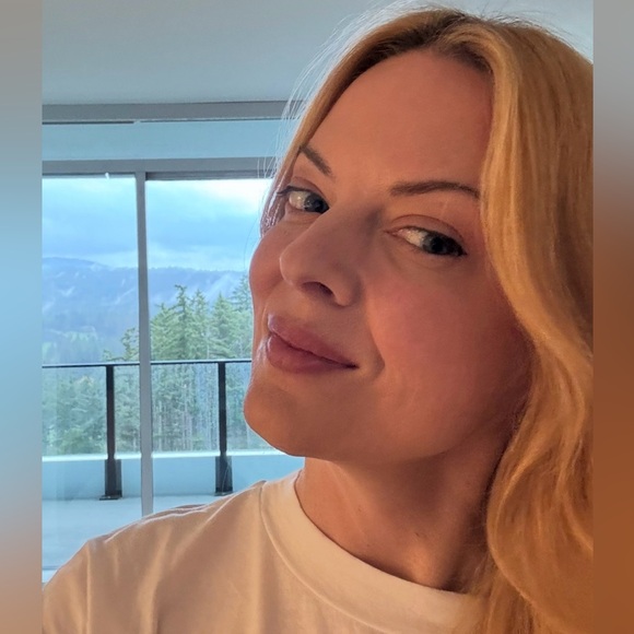 Meet your Posher, Allison - Picture 1 of 2